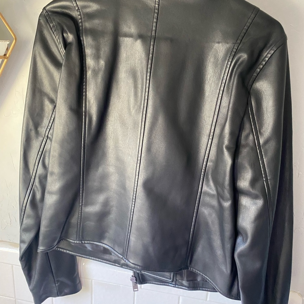 GAP Women's Classic began Leather Moto Jacket - Picture 5 of 6